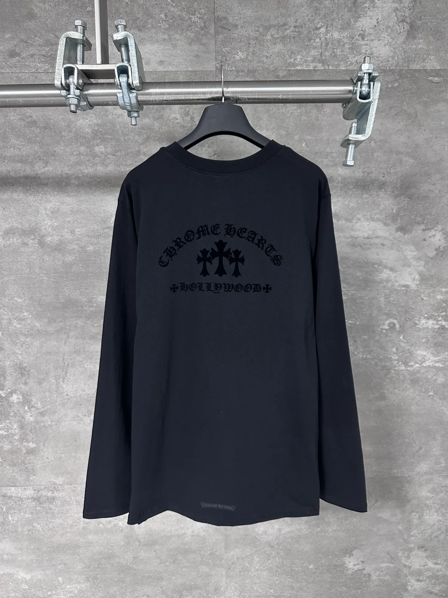 P290 Chrome Hearts/Chrome Hearts CH black flocked cross round neck long sleeves, custom-woven and dyed 40 yarn surface pattern with scratchy fabric, ready-made garments are made of YB consistent electrostatic flocking process, which is not an ordinary lettering mold process, and the colors are different at different angles. Brand new collar label (not the previous leather label) and washed label.  Size：S/M/L/XL